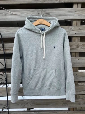 Ralph lauren hoodie - Grå hoodie från ralph lauren, storl M, otroligt fint skick, självklart äkta!
