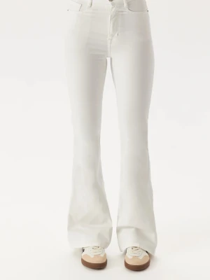 Vita bootcut jeans från Bubbleroom - Snygga vita bootcut jeans från Bubbleroom med hög midja och klassiska fem fickor. Jeansen har utsvängda ben och är tillverkade i ett stretchigt denimtyg för skön passform. Perfekta för dig som vill ha en fräsch och trendig look.