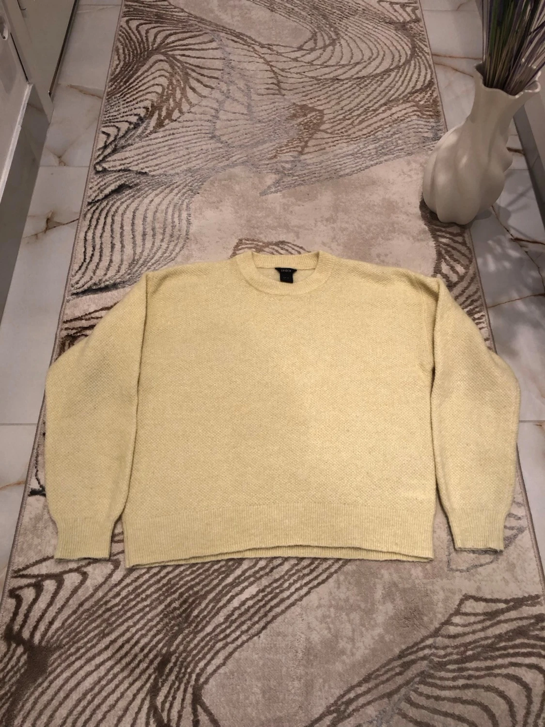 Ljusgul stickad tröja med rund hals