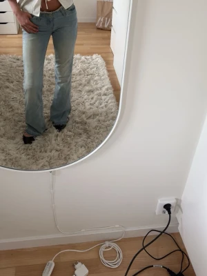Nowaist jeans Nelly - Säljer ett par ljusblå bootcut jeans med slitna detaljer. De är från Nelly, ”no Waist Jeans” och de är låga i midjan. De är stretchiga så passar fler storlekar. De är i storlek 34, jag är 165 för referens. Pris kan diskuteras, skriv om frågor!☺️