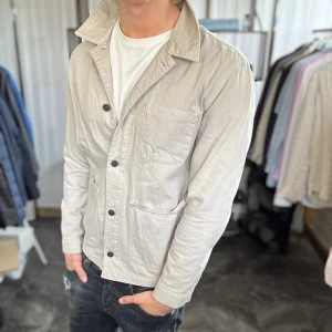Overshirt  - Mycket fint skick, inga defekter. Passar dig som är 175-185cm ungefär. Modellen är 185 cm, 75 kg. Alltid billigare pris vid köp av flera varor‼️🙌Svarar alltid på frågor eller funderingar! 