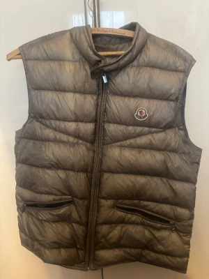  dunväst från Moncler. - Snygg grå ish dunväst från Moncler, inköpt från garmsmarket!