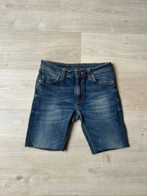 Blåa Nudie Skinny Lin Shorts Storlek W28 L30 - Mycket fina Nudie shorts i blå färg. | Jeansen är i mycket bra skick och sparsamt använda. |  Äkta som allt annat jag säljer! ✅ |  Storlek: W28 | Skick: Mycket Bra Skick | Färg: Blå | Märke: Nudie | Modell: Jeans |  #cohen #grisch #archive #blå  #man #herr #jeans    #W36 #blue #sizeM #slim #RL #L38 #jacob #fades #Replay #Ralphlauren #nudie #cargo  Hör gärna av dig vid frågor så svarar jag så fort jag kan! 😁 | 