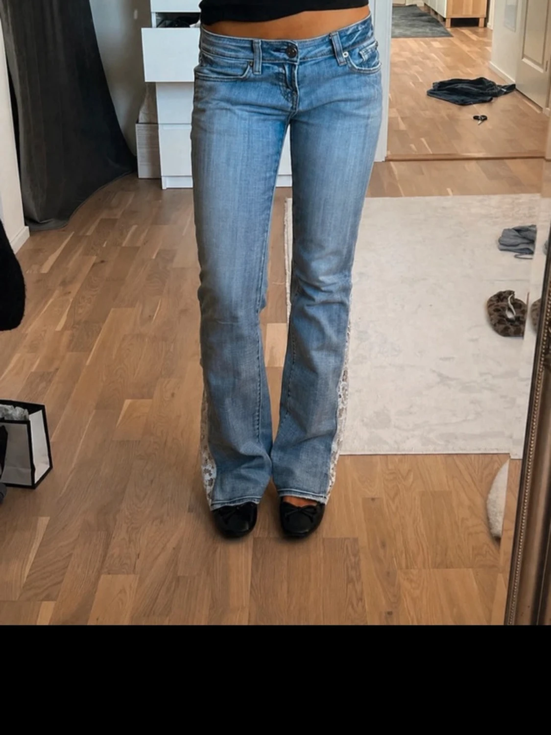 Blå bootcut jeans med spetsdetalj