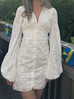Adoore klänning - Säljer min otroliga adoore klänning då den tyvärr inte kommer till användning! Den har använts en gång och därav i ett mycket bra skick! Perfekt för sommarens alla tillfällen!