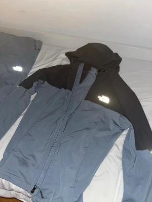 The North Face Tracksuit  - Jätte fint skick. Köpt för 2500kr, är i storlek S 