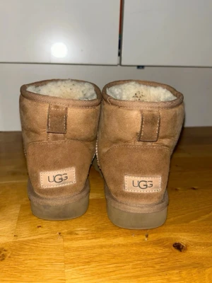 ugg skor - BUDA!! NYBEGANAT! strl 36! några små defekter men syns knappt! De var inte min storlek! hålet på sidan syns ej när de är på! 