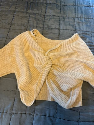 Tröja  - Säljer en fin brun/beige tröja från HM eftersom jag aldrig har använt den. Storlek M