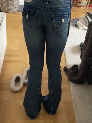 True religion joey jeans  - Säljer ett par blå bootcut jeans från True Religion i modellen joey. De är i nyskick aldrig använda och prislappen kvar. Jag säljer de på grund av att de var lite för tajta för mig .  Nypriset var 1400 och säljer för 1000. Storleken är 24 x 32 . Hör av er om ni har yttligare  frågor 💕