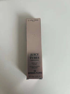 Lancôme Juicy Tubes Spring Fling - Juicy Tubes Original från Lancôme i färgen 02 Spring Fling. Ett glansigt läppglans i tub med en fräsch rosa nyans och transparent finish. Förpackningen är elegant och tuben är smidig att ta med i väskan. Perfekt för dig som vill ha glansiga och mjuka läppar.