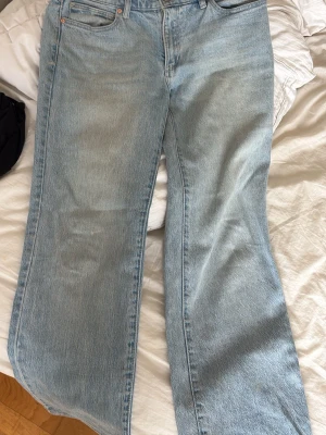 Ljusblå raka jeans A 99 Low Straight - Säljer ett par ljusblå jeans i modellen A 99 Low Straight. Jeansen har låg midja. Perfekta för en avslappnad och trendig look. Inte mycket använda 