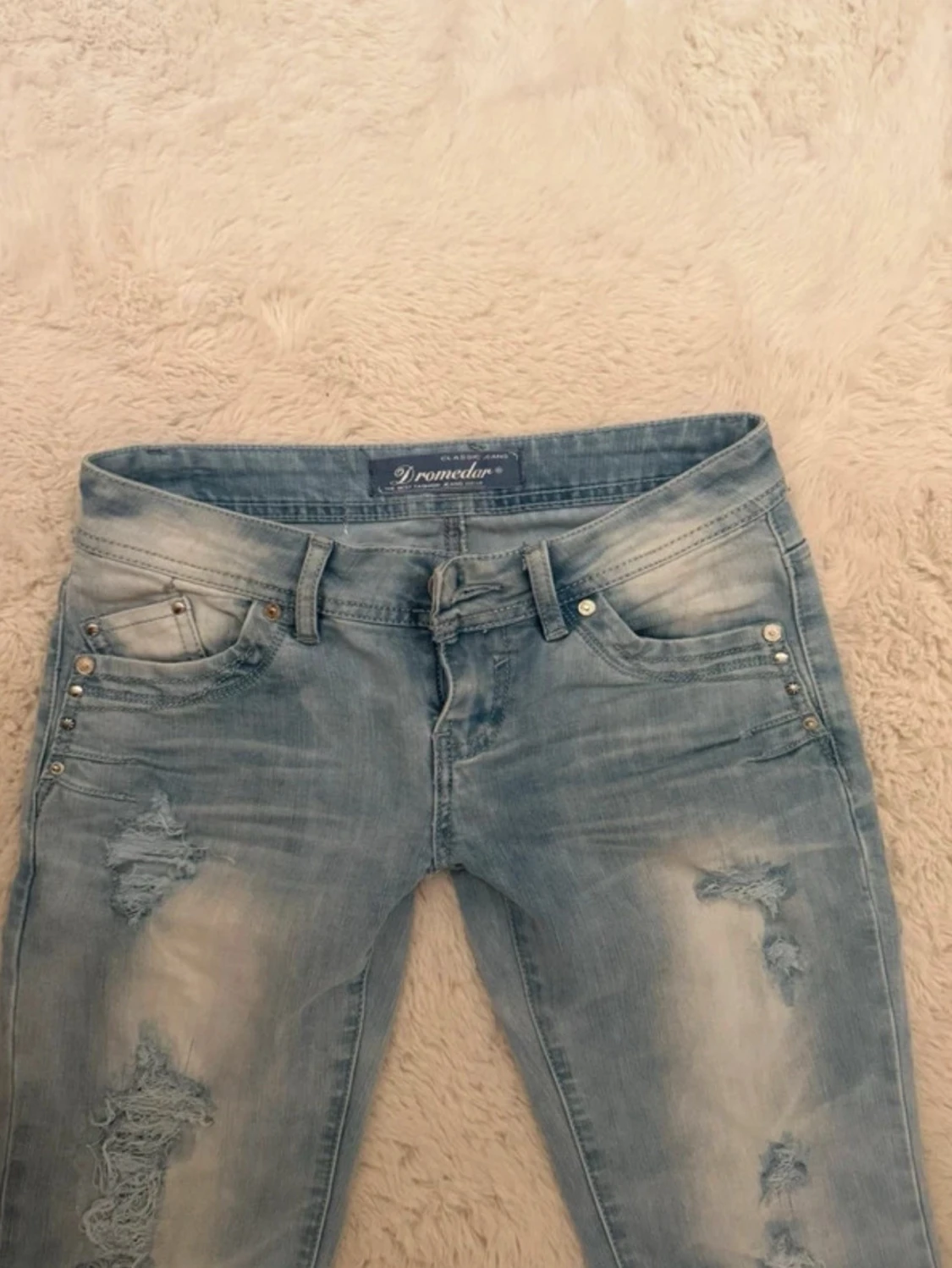 Ljusblå Lågmidjade Jeans med Slitningar & Hål - 2