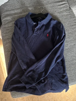Ralph lauren pike (långärmad) - Sjukt fin piké från Ralph lauren|| Använd men otroligt bra skick|| Skick 7.5/10 || hör av er angående frågor osv!😄