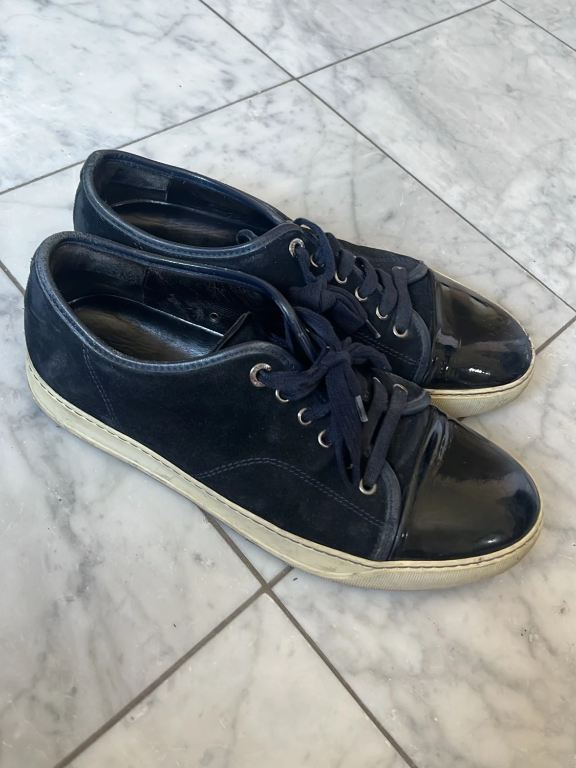 Mörkblå sneakers med lackad tå - 1