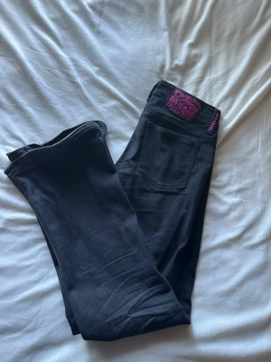 Svarta jeans från Cheap Monday - Säljer dessa jeans ifrån weekday/cheap monday i storlek 28/32💕 De är uppsydda så att de passar mig som är 160.☺️ De är sparsamt använda och därmed i fint skick!