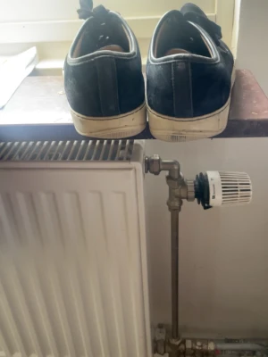 Svarta sneakers från Navy - Svarta sneakers från Navy med lågt skaft, svarta skosnören och vit sula. Ovandelen är i mockaliknande material och detaljer i läderimitation. Klassisk och stilren design som passar till det mesta.