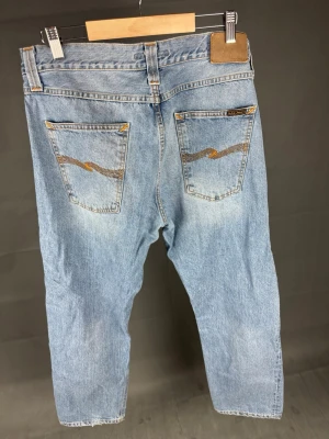 Nudie jeans - Nudie jeans Märke: Nudie Storlek: W36 L30 Passform: Steady Eddie Färg: Blå Skick: Okej Beskrivning: Slitna vid fotöppning, annars bra