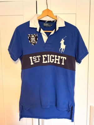 Vintage Polo Ralph Lauren Piké Y2K Big Pony Chief Keef Sematary  - Riktig tjusig Ralph lauren pike med big pony logotypen. Storlek S och true to size skulle jag säga. Bra skick med tanke på åldern. Riktigt dunder nu till sommaren.          Öppen för bud!