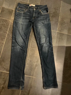 Levis 512 jeans - Mörkblå jeans från märket Levis. Byxorna är av modellen 512 och är egentligen i barnstorleken 16, men jag skulle säga att de borde passa W29 L32