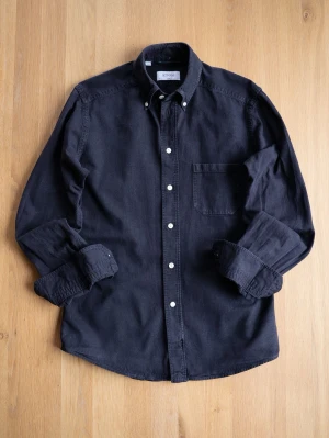 Svart skjorta från Eton i bomull, size S - Klassisk svart skjorta från Eton med button-down krage och vita knappar. Skjortan har en bröstficka och är tillverkad i mjuk bomull. Perfekt för en clean och stilren look.