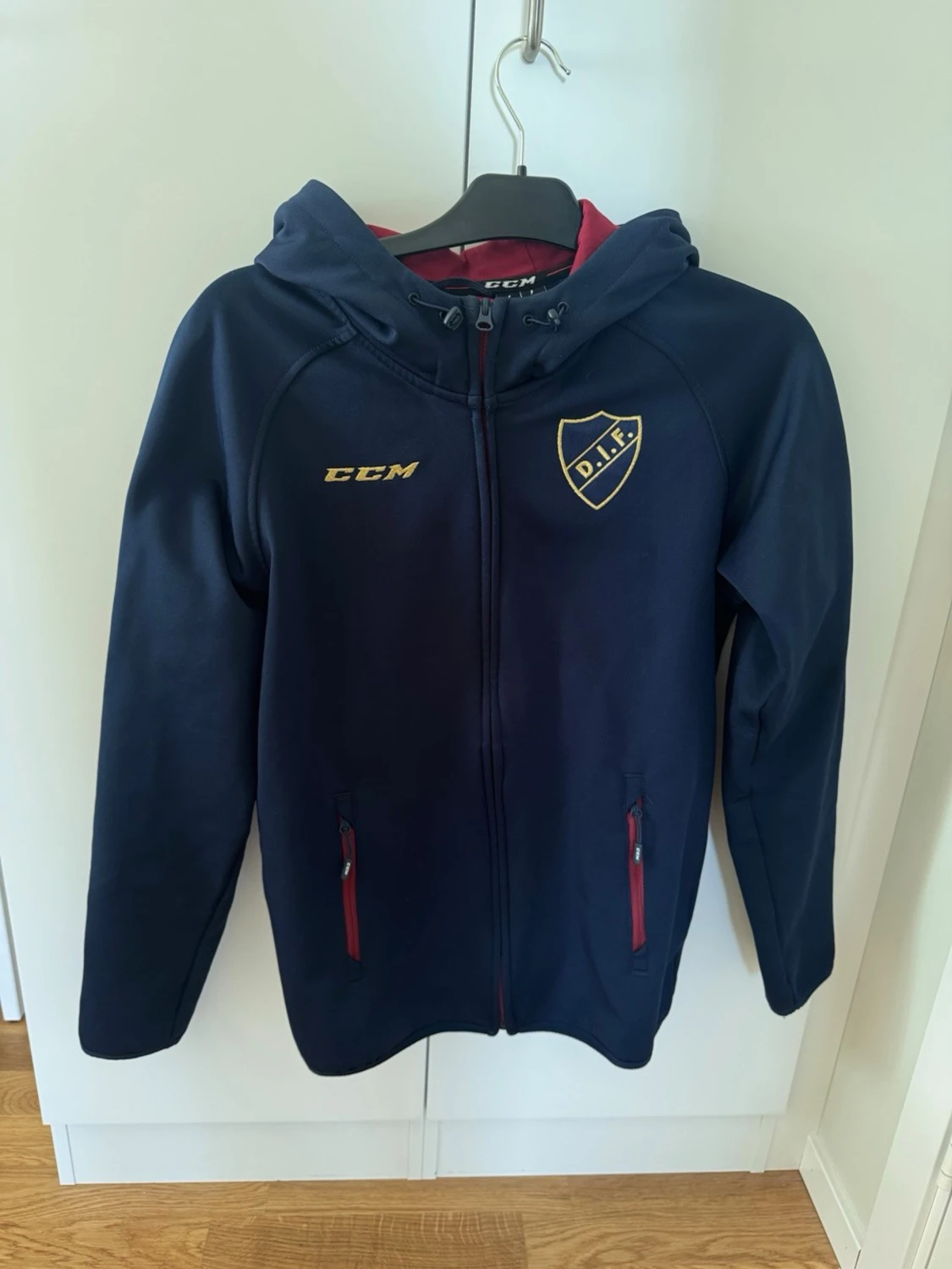 Marinblå DIF hoodie från CCM