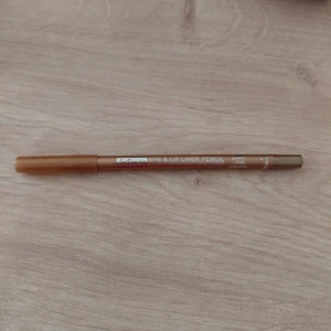 Eye&Lip Liner, guld - Intense Eye & Lip Liner Pencil 24H. En mångsidig penna som kan användas för både ögon och läppar. Färgen är guld. Oanvänd.
