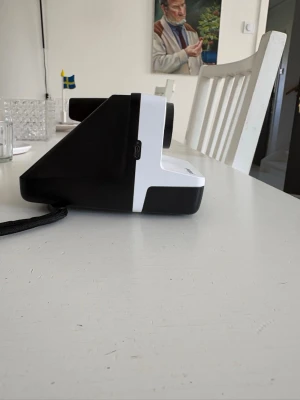 Polaroid Now svartvit direktkamera - Säljer en Polaroid Now direktkamera i svart och vitt. Kameran har en klassisk retrodesign med rundade former och är tillverkad i plast. Utrustad med stor lins, blixt och enkel knapp för att ta bilder direkt på film.