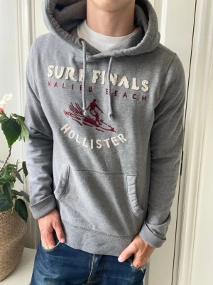 Hollister hoodie  - Hollister hoodie, personlig favorit. Inga defekter! Modellen i bilderna är 180 cm 75 kg och bär Storlek M , Kom med frågor! 🌟 (Kan gå ned i pris vid köp av paket 😉) 