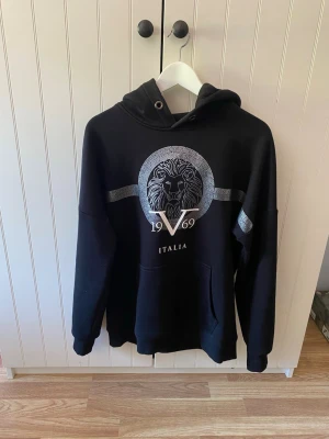 Svart hoodie från V1969 Italia - Hoodie från V1969 Italia i bra skick knappt använd för den kom aldrig till användning skriv ifall ni har några frågor