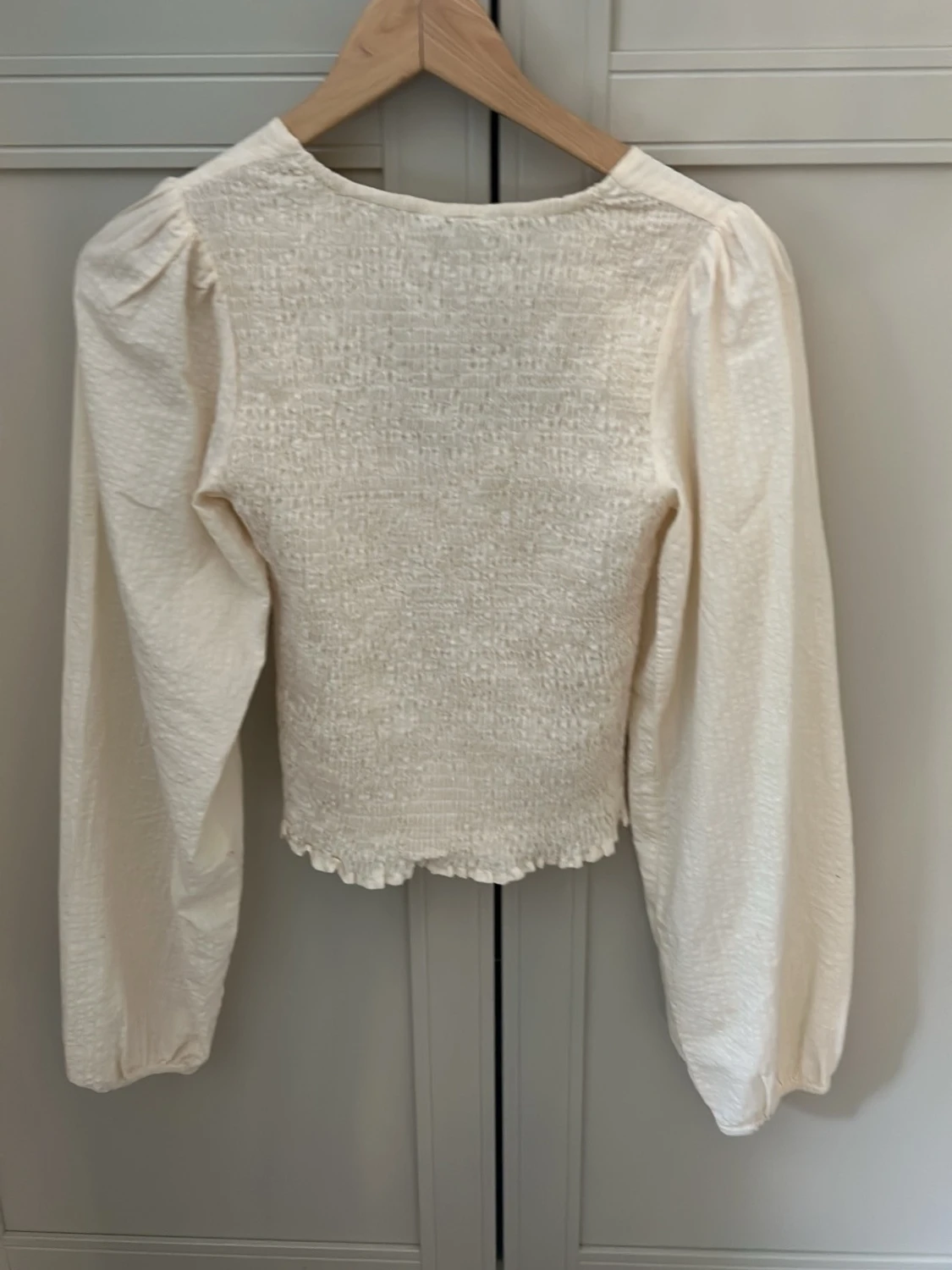 Krämvit blus med smock och cut-out - 1