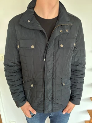 Bläck field jacka  - Bläck field jacka herr| Storlek:M| skick:9,8/10| pris:449kr| hör av dig vid minsta lilla fundering eller fråga| 