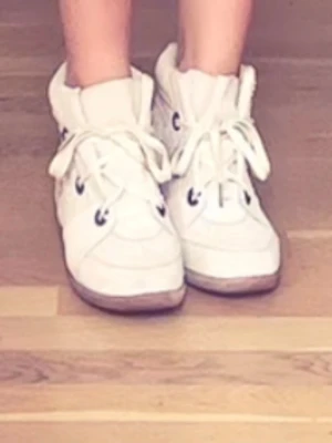  Isabel Marant sneakers - Snygga vita sneakers från Isabel Marant i mocka. Dem är i storlek 39 och säljer pga av att dom är för små. Köpte dom på Plick💗använt fåtal gånger 