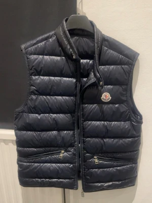 Moncler gui - Moncler gui väst i riktigt bra skick! Storlek 1/S