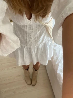 Zara klänning - Jättefin slutsåld klänning från Zara i storlek M, mycket bra skick och är perfekt till studenten eller midsommar, de två första bilderna är inte mina men det är exakt samma klänning, kolla gärna mina andra artiklar då jag säljer fler student klänningar som är slutsålda från Zara🤍🌸