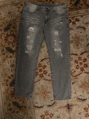 Gråa Jeans - Hej, säljer nu mina fina oanvända jeans som jag fick i present som tyvärr inte passade.   Säljer de för endast 199 kr. Storlek: 42