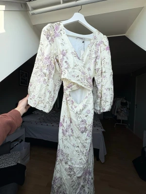 Långklänning från Adoore - Superfin långklänning från Adoore, perfekt för exempelvis midsommar. Den är helt ny med prislappar på. 