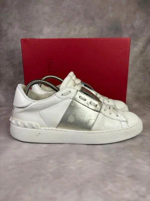 Valentino Open Skor - Stl 37 - Fina Valentino Open skor i silver, perfekt till våren och sommaren! 🌷🏖️ | Bra skick: 8/10 | Storlek: 37 | Ingår: endast skorna | Nypris: Ca 5000kr | Självklart äkta.  Hör av dig vid frågor // Galgen 🫡