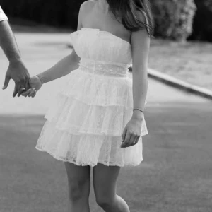 Studentklänning - Säljer på min fina studentklänning från Collective the label (helt slutsåld sedan förra året). Storlek 36, använd en gång så den är fortfarande i superfint skick. 