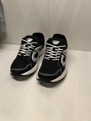 B30 skor svart, vita - Säljer helt nya b30 skor 