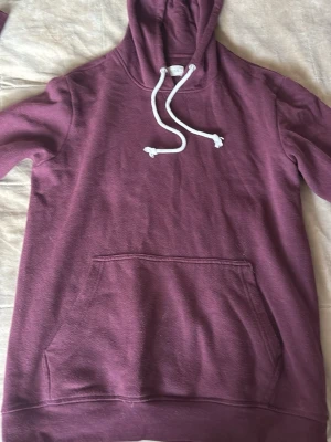 Pier One Hoodie - Popolär hoodie från pier one i en skön röd förg. Stl M