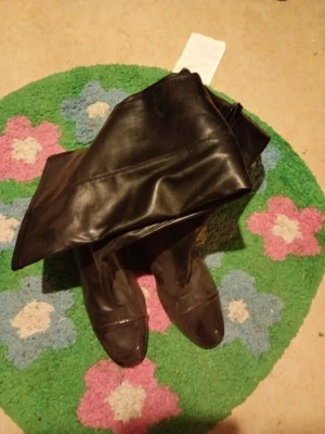 Svarta Zara stövlar 250 kr - ##snyggalårhögastövlar