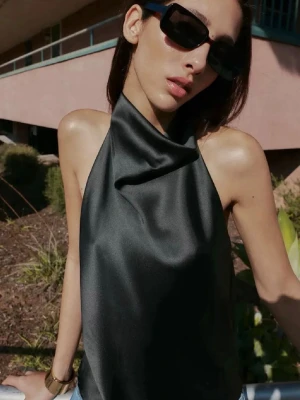 Svart halterneck topp i satin  - Helt oanvänd satin topp från zara (prislappen kvar)
