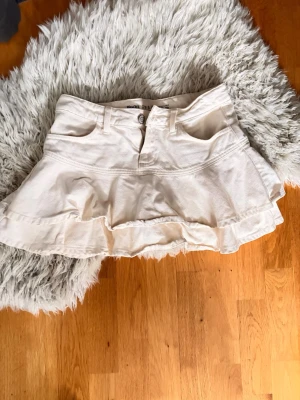 Creme färgad  volangkjol från Primark - Knappt använd🥰