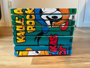 Kalle Ankas Pocket nr 190-199 (192 saknas)  - Samling med åtta Kalle Ankas Pocket-böcker, nummer 190, 193 till 199. Omslagen är färgglada med tecknade motiv av Kalle Anka och hans vänner. Böckerna är i pocketformat och har 256 sidor i färg. Går att köpa 20 kr/st eller alla för 120 kr 