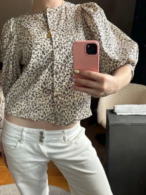 Blommig blus - Söt blus med puffiga trekvartsärmar och blommigt mönster i beige och svart💗 Priset är diskuterbart vid snabb affär🥰