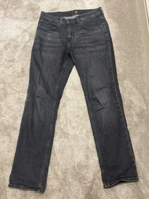 Lee jeans  - Säljer dessa snygga mörkgråa Lee jeans i riktigt bra skick! Storlek: 30/30, passform straight, nypris: 1300kr. 