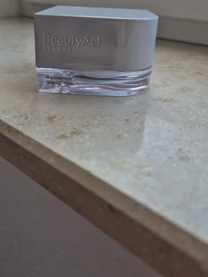 BeautyAct Niacinamide Glass Cream - Jag säljer en "glass cream" från BeautyAct som är populär för att ge glass skin!! Jag har testat den en gång och asså den ger verkligen ett så sjukt glow men också lyster!! Men måste tyvärr sälja då jag sparar pengar och redan har en massa produkter, fick den i min kicks kalender men nypris är 300 kr! Jag säljer den för 75 kr!