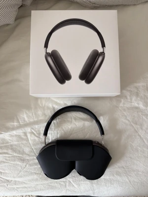 Apple AirPods Max Svart - Snygga Apple AirPods Max i svart med over-ear design. Hörlurarna har en robust metallbåge, mjuka mesh-kuddar och stilren finish. Perfekta för dig som vill ha grymt ljud och modern design. Levereras med smart skyddsfodral och originalkartong. Har haft i ett par år men sällan användt dem, superbra skick och allting fungerar precis som ett nytt par! Tar gärna emot bud då jag vill se vad jag kan få för dem!