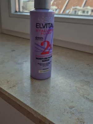 L'Oréal Elvital Hyaluron Plump Serum - Fuktgivande hårserum från L'Oréal Paris Elvital som är perfekt att använda efter man har duschat då man kanske har torra toppar! Den luktar sååå gott och får ALLTID komplimanger när jag har använt den!! Hälften är kvar och konsistensen är vattnig men enda serumliknande! Passar perfekt om du använder den till någon av loreal paris shampoon! Säljer för 15 kr!