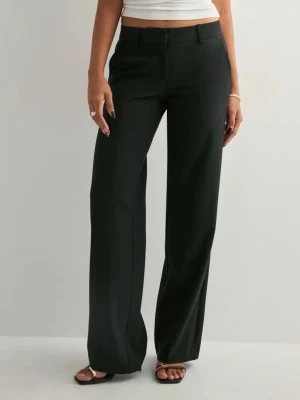 Kostymbyxor - Lågmidjade svarta kostymbyxor från Nelly. Oanvända, säljer då jag råka köpa fel storlek. Ordinarie pris är 400 kr 🩷